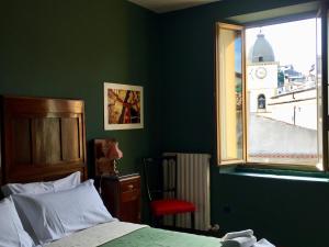 1 dormitorio con cama y ventana en La Casetta di Renato en Mormanno