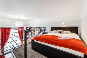 ブダペストにあるBpR Stupendous Design Homeのベッドルーム1室(赤毛布付きの大型ベッド1台付)