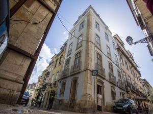 un edificio blanco alto en una calle de la ciudad en Historical Lisbon Apartments, en Lisboa