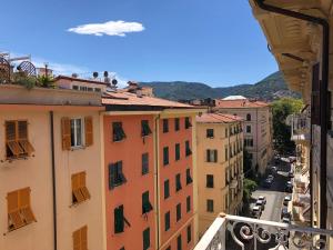 una vista da un balcone di edifici in città di The Gate To Cinque Terre a La Spezia