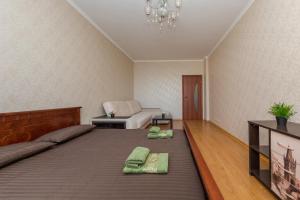 ポドリスクにあるApartment Rodnikiのベッドルーム1室(緑の枕2つ付)