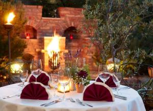 a table with wine glasses and napkins on it at EUT-IN Hotel Alte Straßenmeisterei in Eutin