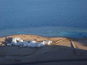 eine Luftansicht eines weißen Hauses auf einer Insel im Ozean in der Unterkunft Daniela Diving Resort Dahab in Dahab
