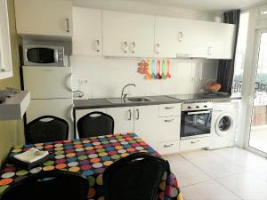 Kitchen o kitchenette sa Mare Holiday