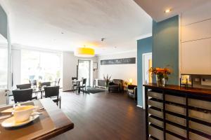 a living room with a table and a dining room at Hotel am Rothenbaum in Hamburg