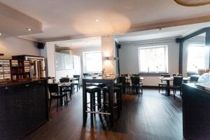 a dining room with tables and chairs in a restaurant at Hotel am Rothenbaum in Hamburg