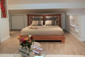 タルノスにある"Belharra" Bayonne/Tarnosのベッドルーム1室(ベッド1台、ガラス張りのテーブル付)