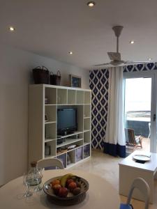 salon ze stołem i miską owoców w obiekcie Mar de fuerteventura w Corralejo