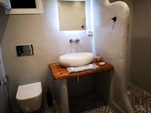 A bathroom at Birbas Hotel