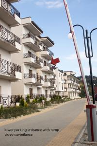 eine leere Straße vor einem Gebäude in der Unterkunft Fabulous Luxury Apartment G7 in Kopaonik