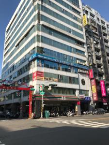 un gran edificio en una calle de la ciudad con una calle en Big Bear Hotel, en Kaohsiung