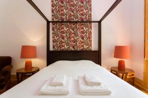 Uma cama ou camas num quarto em Lost Lisbon :: Chiado House