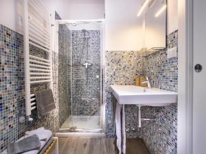 y baño con lavabo y ducha. en Marymar en Monterosso al Mare