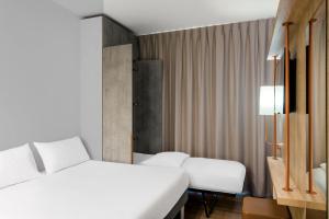 Postel nebo postele na pokoji v ubytování ibis budget Fribourg