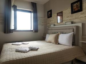 ein Schlafzimmer mit einem Bett, auf dem zwei Handtücher liegen in der Unterkunft Fabulous Luxury Apartment G7 in Kopaonik + 35 Fotos