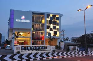 哥印拜陀阿卡迪亚酒店的一栋前面有招牌的建筑物