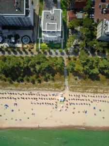 una vista aérea de una playa con multitud de personas en Villa Vogue by Binz Exquisit _ No_2 en Binz