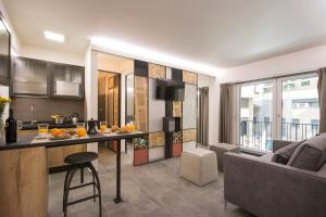 kuchnia i salon ze stołem i kanapą w obiekcie Pitti Apartment we Florencji