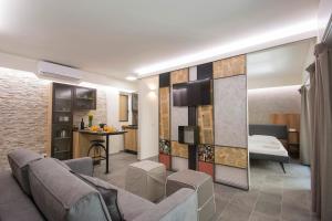 salon z kanapą i sypialnią w obiekcie Pitti Apartment we Florencji