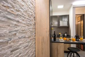 een keuken met een stenen muur en een aanrecht bij Pitti Apartment in Florence