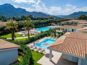 una vista aerea su un resort con piscina e montagne di Ville D'Ogliastra a Cardedu Altre 193 foto