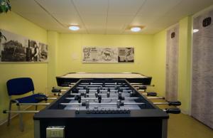 een ruimte met een groot schaakbord in het midden van een ruimte bij Hotelli Kainuu in Kuhmo