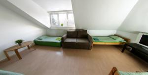 Televízia a/alebo spoločenská miestnosť v ubytovaní Wilanowska Hostel