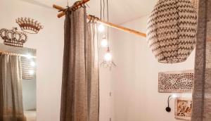 een kamer met een gordijn en een kroonluchter bij Graviana - Pedra Negra Charming House in Lagoa +43 foto's