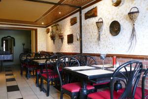 ein Speisesaal mit Tischen und Stühlen in einem Restaurant in der Unterkunft Hotel Weserstuben in Bodenwerder