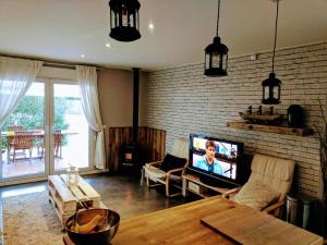 Μια τηλεόραση ή/και κέντρο ψυχαγωγίας στο Country villa guest suite & private pool