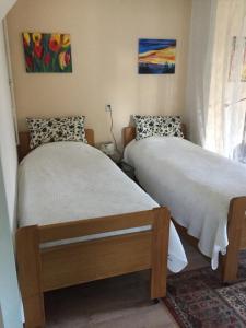 2 nebeneinander sitzende Betten in einem Schlafzimmer in der Unterkunft B&B Loon in Loon