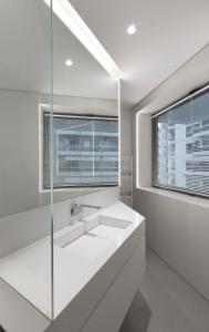 Kúpeľňa v ubytovaní Infinity Sea View Apartment + 30 fotografií