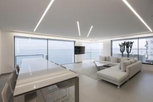 Televízia a/alebo spoločenská miestnosť v ubytovaní Infinity Sea View Apartment