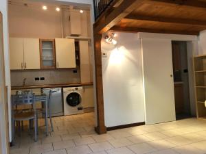 cocina con lavadora y secadora en una habitación en Pizzardi39 - The Place Apartments en Bolonia