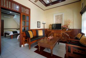 a living room with a couch and a table at Hotel Jati Sanur in Sanur