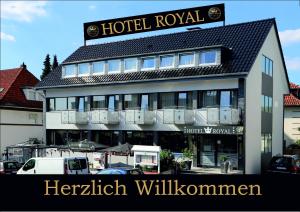 hotel królewski z napisem na górze w obiekcie Hotel Royal w mieście Bad Salzuflen