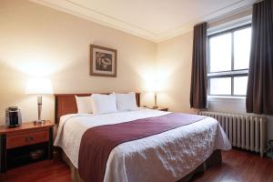 Postel nebo postele na pokoji v ubytování Hotel St-Denis