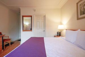Postel nebo postele na pokoji v ubytování Hotel St-Denis