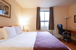 Postel nebo postele na pokoji v ubytování Hotel St-Denis