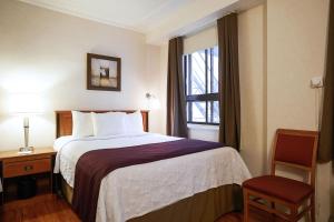 Ένα ή περισσότερα κρεβάτια σε δωμάτιο στο Hotel St-Denis