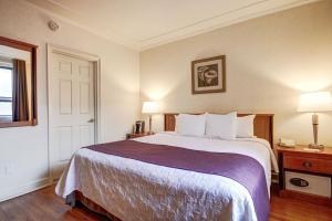 Postel nebo postele na pokoji v ubytování Hotel St-Denis