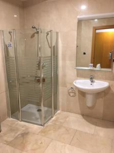 Kylpyhuone majoituspaikassa Encasa Hotel Almansa