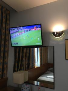En tv och/eller ett underhållningssystem på Encasa Hotel Almansa