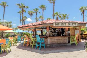un restaurante gratuito con batido de whisky, sillas y mesas coloridas en Isla Grand Beach Resort en South Padre Island