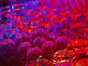 un montón de jarrones de cristal rojo y azul en Hostel Savski Most en Zagreb