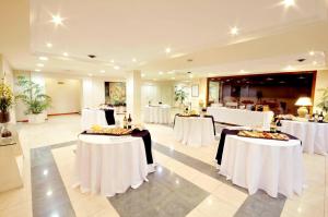 Un restaurant u otro lugar para comer en Hotel Argos 18 fotos más
