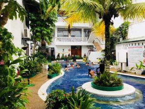 萊蒂西亞的住宿－Hotel Yurupary AMAZONAS，度假村内有人和狗的游泳池