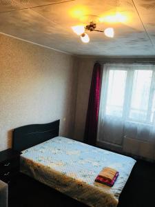 モスクワにあるApartment G-Kvartal at Begovayaのベッドルーム1室(ベッド1台、シーリングファン付)