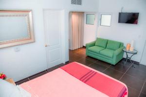Postel nebo postele na pokoji v ubytování Los Milagros Hotel