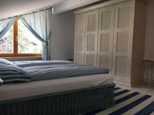 ein Schlafzimmer mit einem Bett und einem großen Fenster in der Unterkunft Alpenflair Ferienwohnungen Whg 223 in Oberstdorf + 23 Fotos